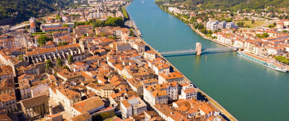 À 20 minutes seulement de Lyon en train, cette ville compte pas moins de 40 monuments historiques classés et le 2e plus grand marché de France