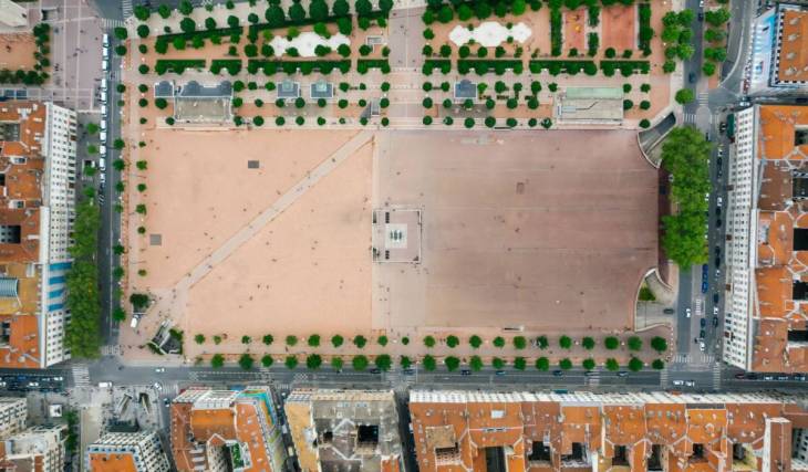 Un marécage avant de devenir la plus grande place piétonne d’Europe, un site inscrit à l’UNESCO, un trésor découvert il y a 60 ans… Retour sur la place Bellecour, l’emblème incontestable de la ville de Lyon