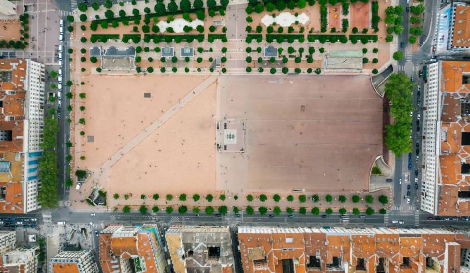 Un marécage avant de devenir la plus grande place piétonne d’Europe, un site inscrit à l’UNESCO, un trésor découvert il y a 60 ans… Retour sur la place Bellecour, l’emblème incontestable de la ville de Lyon