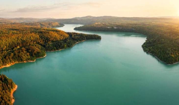 Un lac aux allures de fjord, une abbaye millénaire, un géoparc classé par l’UNESCO : nos 3 destinations aux portes de Lyon pour sauver vos derniers jours d’été 