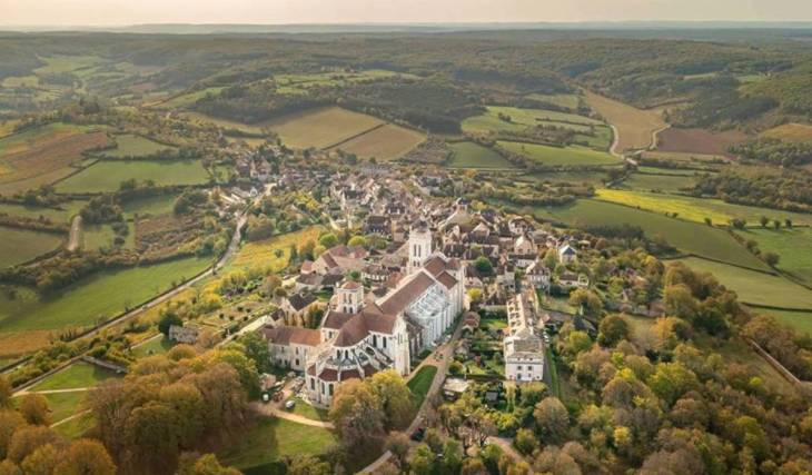 À quelques heures de Lyon, ce village de 500 habitants cache le tout premier site classé à l’UNESCO en France
