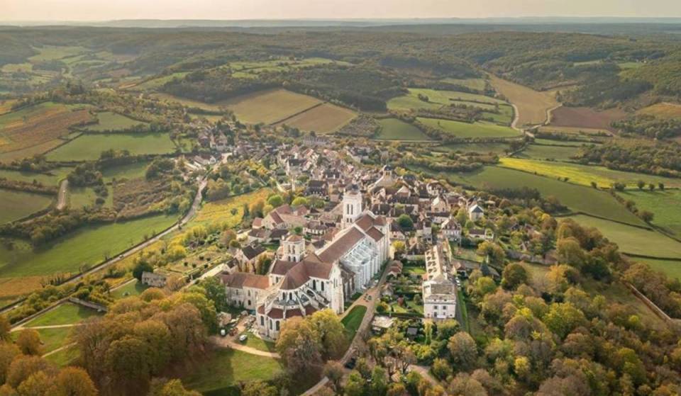 À quelques heures de Lyon, ce village de 500 habitants cache le tout premier site classé à l&rsquo;UNESCO en France
