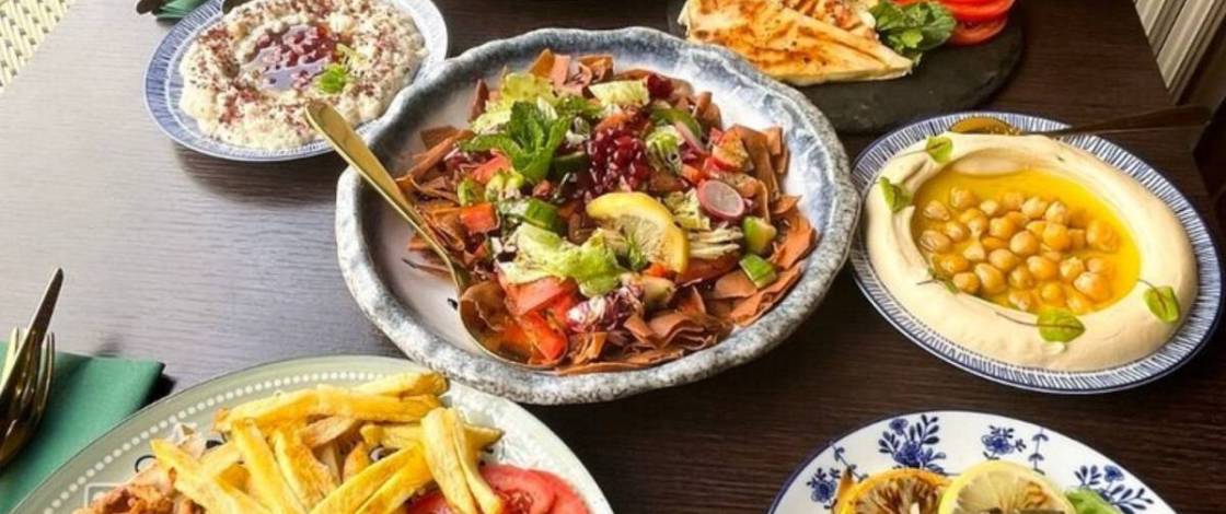 Avec plus de 10 000 avis sur Google et une note moyenne de 4,9/5, ce restaurant est considéré comme l’un des meilleurs de la ville – il propose une formule à 23€