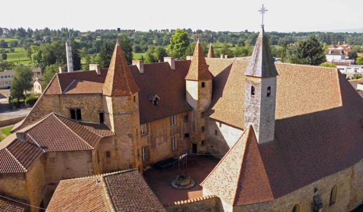 À 1h30 de Lyon, cette cité médiévale compte pas moins de 15 monuments classés ou inscrits – elle abrite notamment une abbaye millénaire, l’une des plus belles de la région