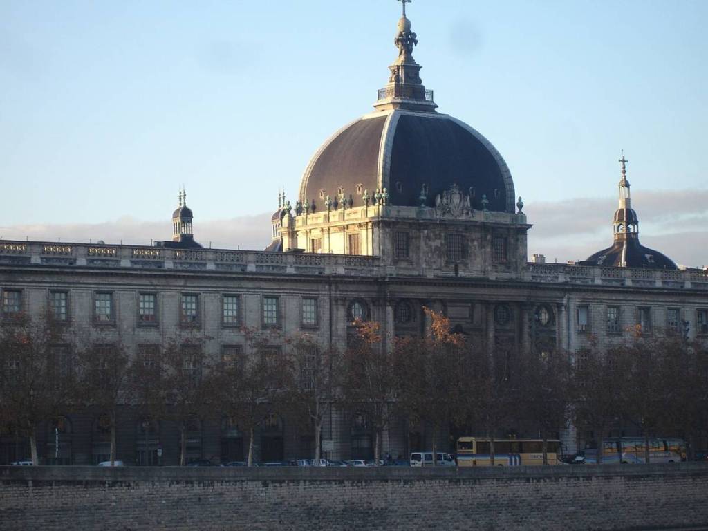 Photo de la façade du Grand Hôtel Dieu à Lyon