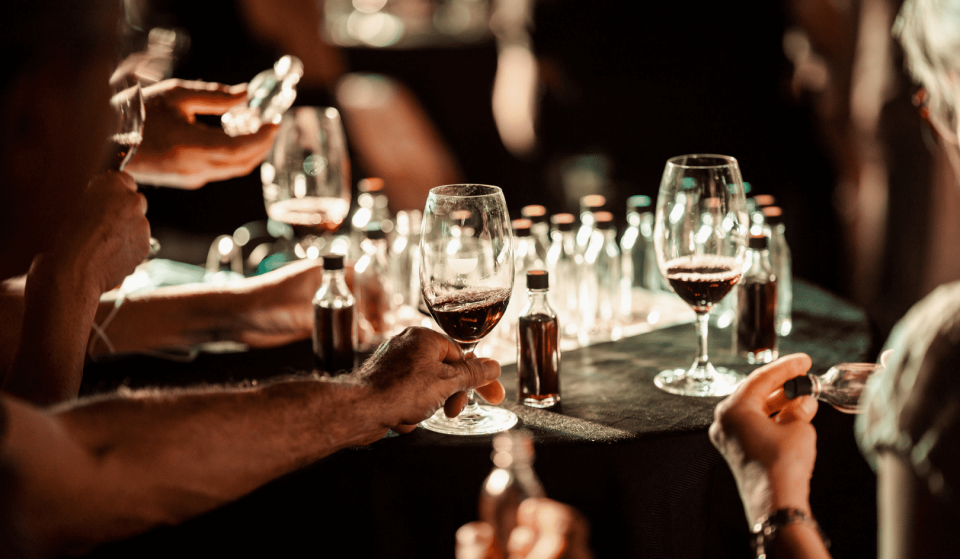 “A feast of jokes and delightful anecdotes”: this stand-up show is coming to Lyon, featuring a tasting of 6 wines from around the world