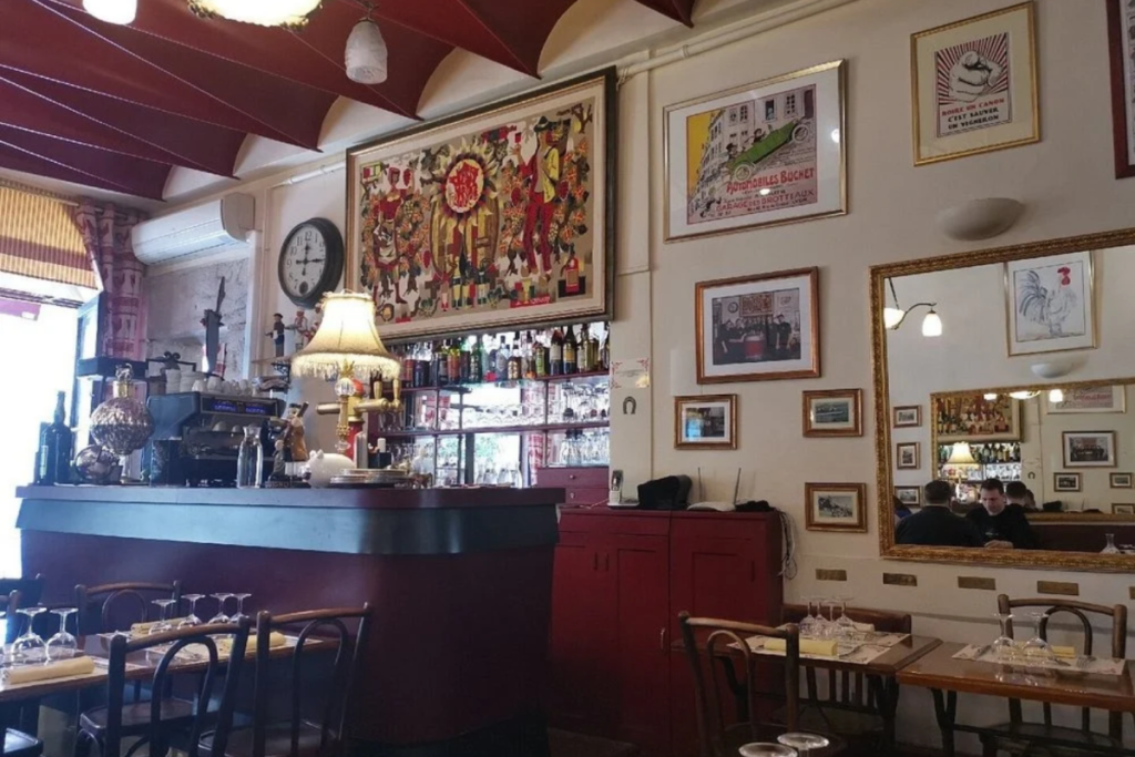 À Lyon, ce bouchon labellisé vous accueille dans un cadre authentique d’un ancien comptoir à vin crée, Jean Moulin avait ses habitudes : il propose un menu le midi à 18€