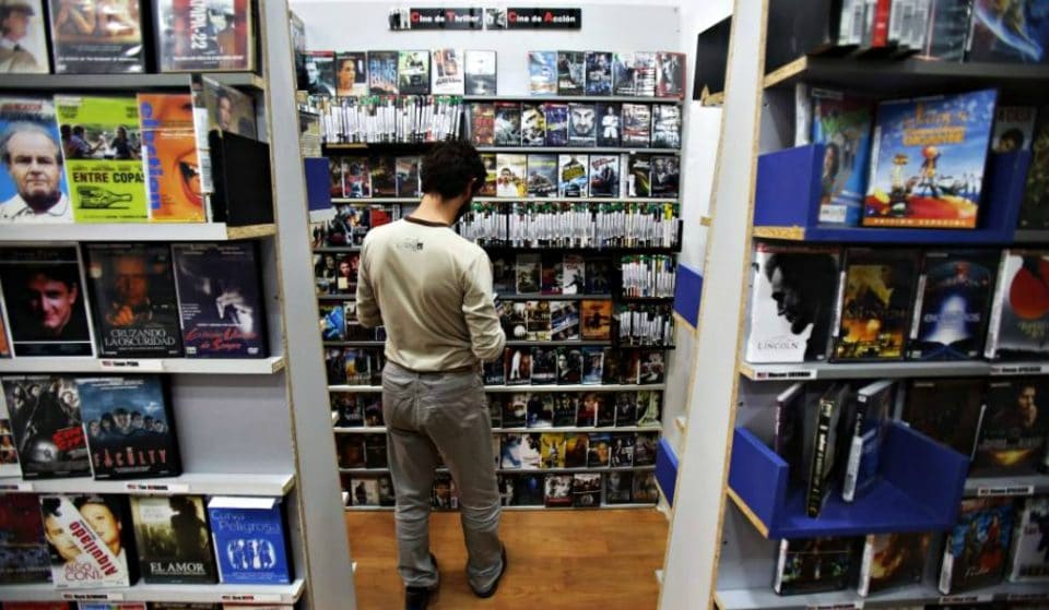 El mítico video club Ficciones de Tirso de Molina está al borde del cierre