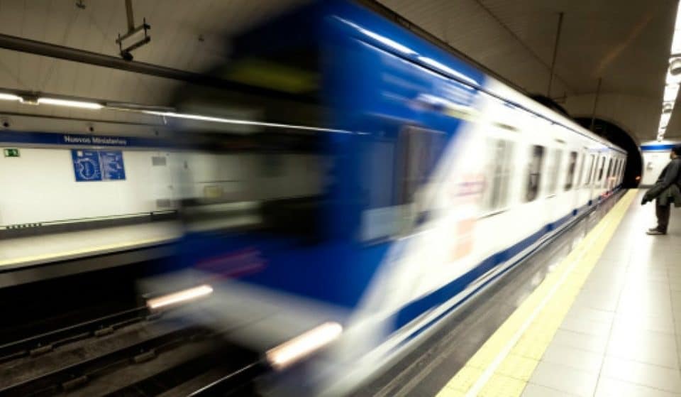 Un vagón del metro de Madrid circula sin conductor y con pasajeros