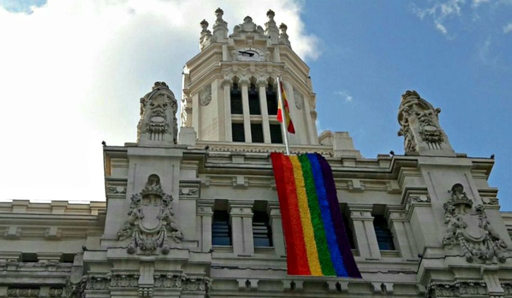 La bandera de lazos arcoíris ya ondea en el Ayuntamiento