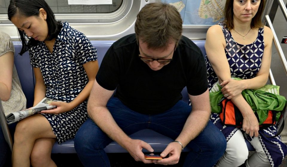 Recogida de firmas para acabar con el ‘manspreading’ en el Metro de Madrid
