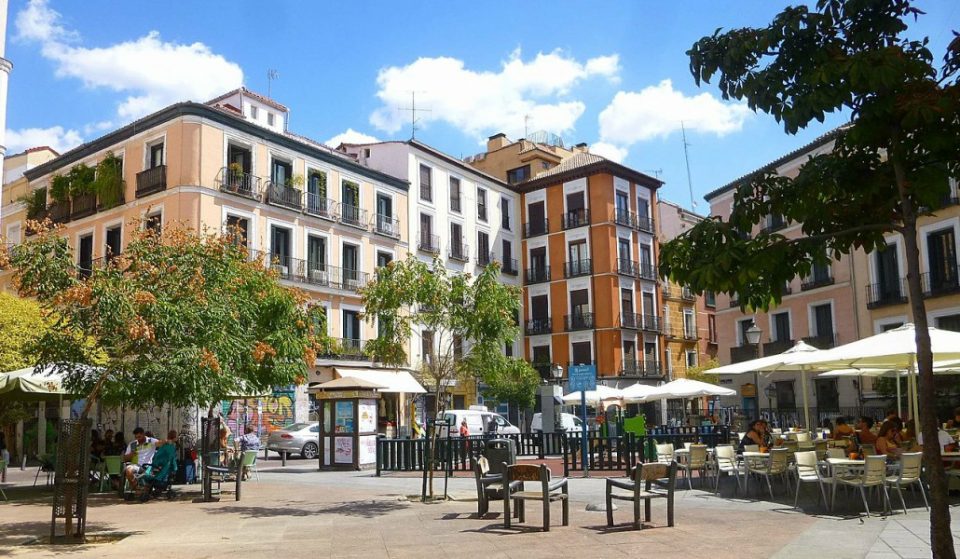 La plaza de Juan Pujol: franquismo, postureo y el circo de Sánchez Dragó en Malasaña