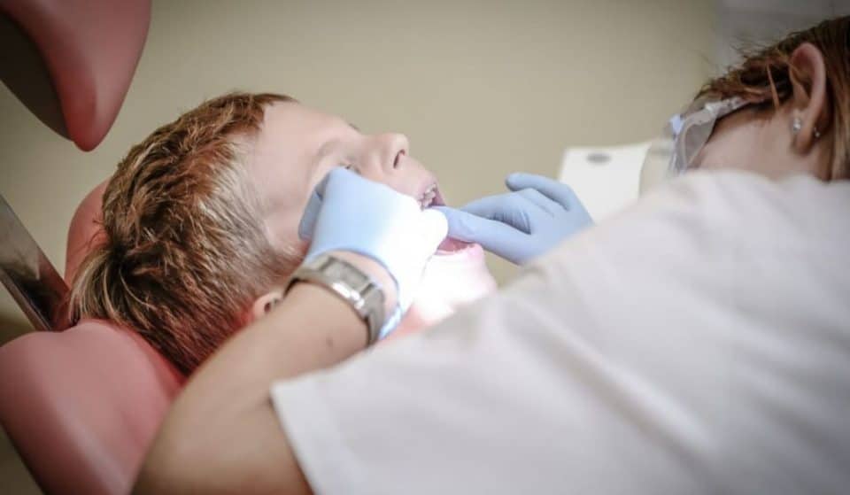 El dentista será gratis en Madrid para niños y jóvenes una vez al año