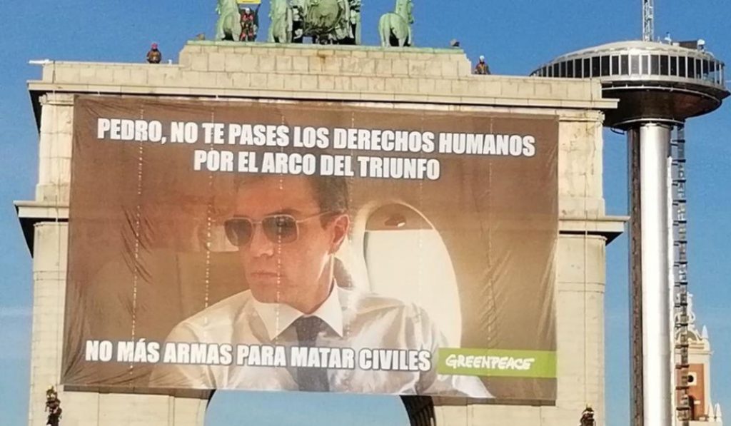 Una pancarta gigante cubre el Arco de la Victoria de Moncloa