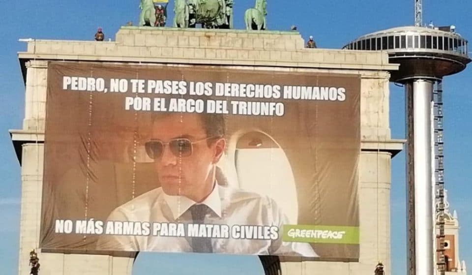 Una pancarta gigante cubre el Arco de la Victoria de Moncloa