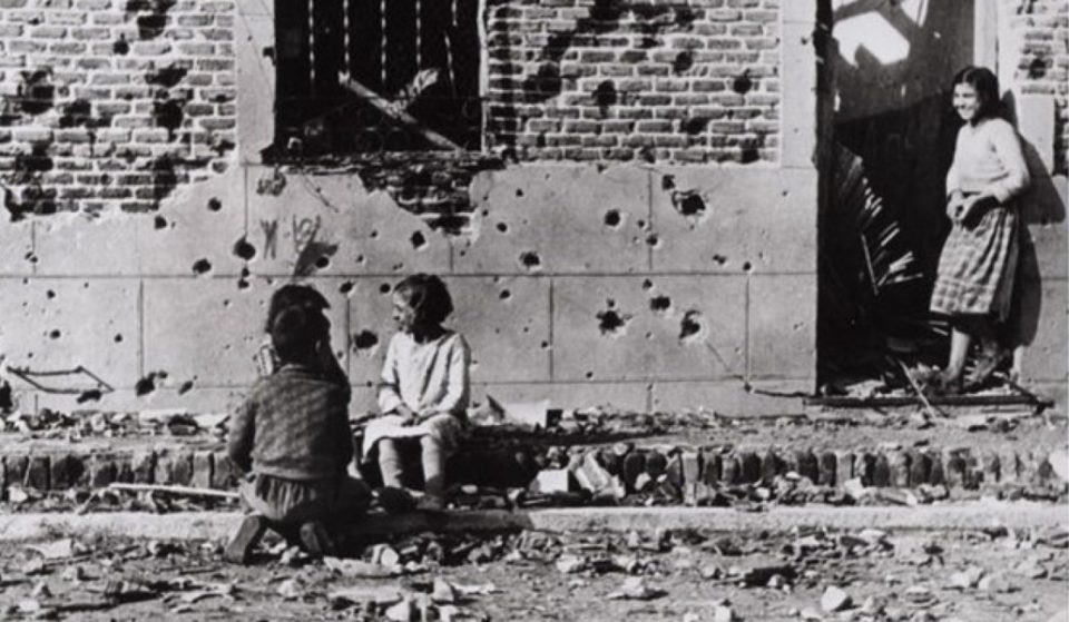 Robert Capa estuvo en Vallecas: un mural y una escultura para recordarlo