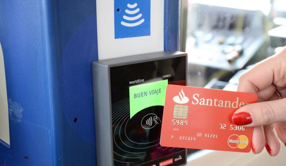 Los autobuses de Madrid ya admiten el pago con tarjeta y móvil