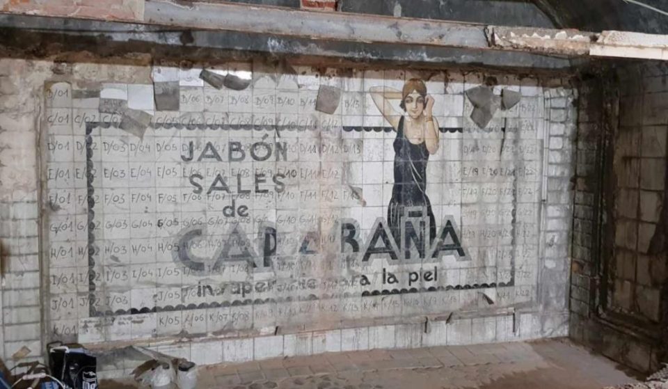 Restauran un cartel escondido durante 95 años tras una pared del metro
