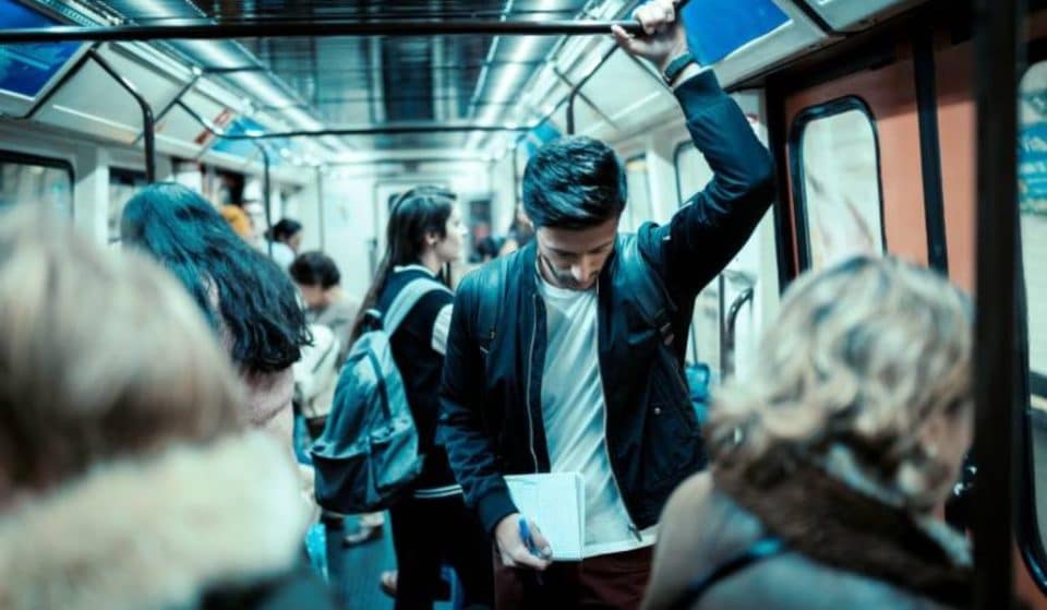 Metro de Madrid está lleno de personajes y esta cuenta de Instagram lo demuestra