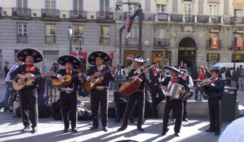 Los músicos callejeros tienen muy difícil tocar en el centro de Madrid