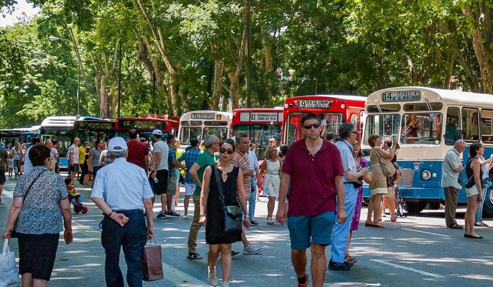 Los autobuses históricos de Madrid aparcan en el Paseo del Prado