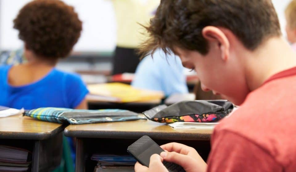 Los móviles no estarán permitidos en los colegios (ni en el recreo) a partir de septiembre