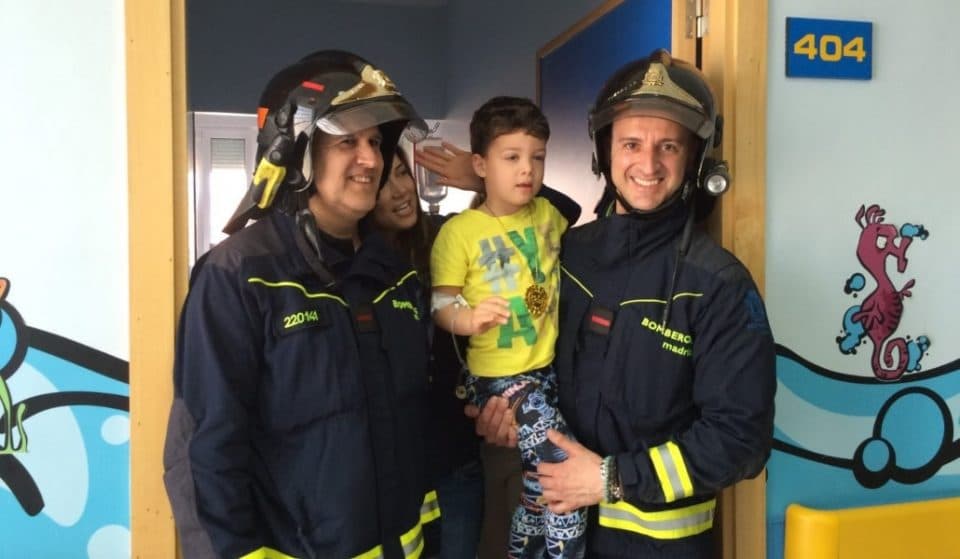 Bomberos de Madrid reparten juguetes entre niños hospitalizados