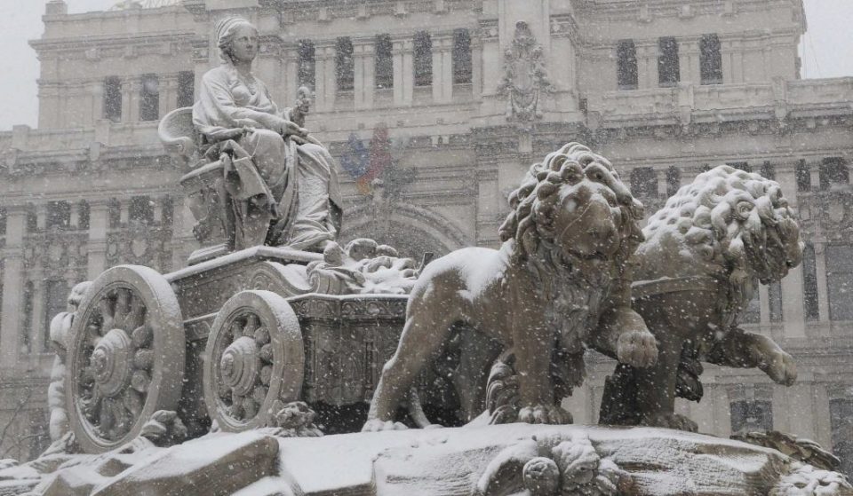Madrid amanece cubierta por una fina capa de nieve