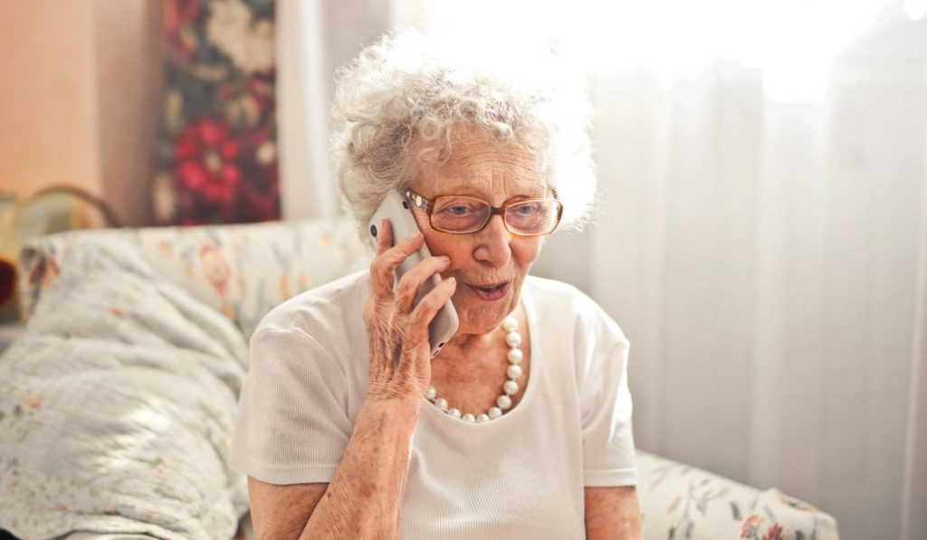 Un teléfono para acompañar a los ancianos que están solos durante la cuarentena