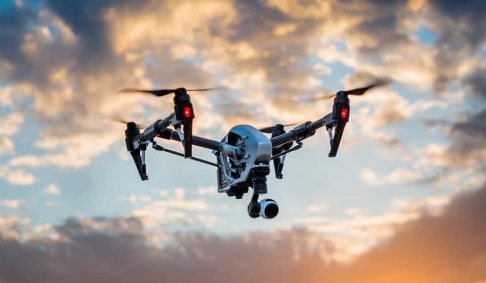 La policía usa drones y altavoces para ordenar a la gente que vuelva a casa