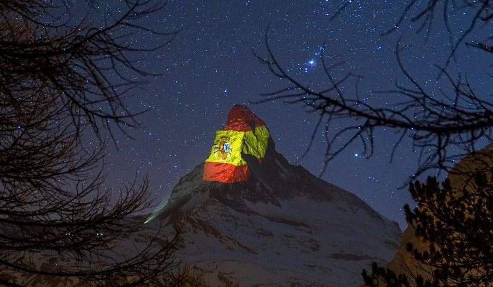 Suiza ilumina la montaña del Toblerone con la bandera de España
