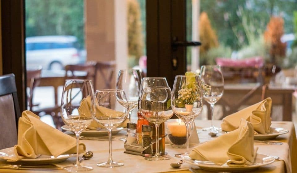 Los restaurantes de Madrid podrían separar sus mesas con mamparas de cristal
