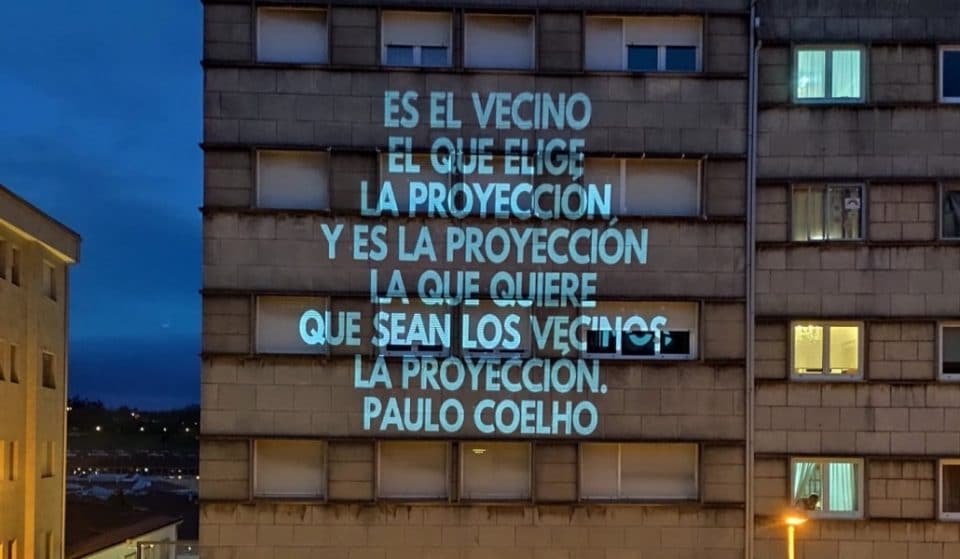 Las diez mejores frases de humor gallego que se proyectan en un edificio de Santiago