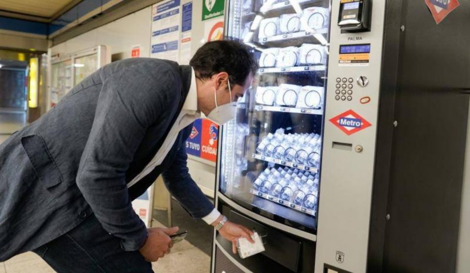 Metro de Madrid instala máquinas expendedoras de mascarillas