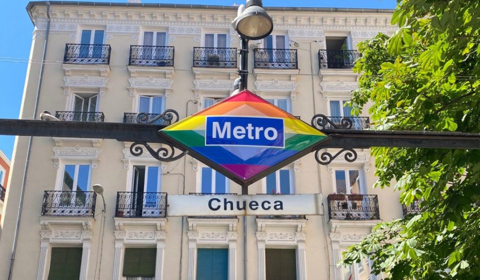 El rombo del metro de Chueca llevará los colores del arcoíris para siempre