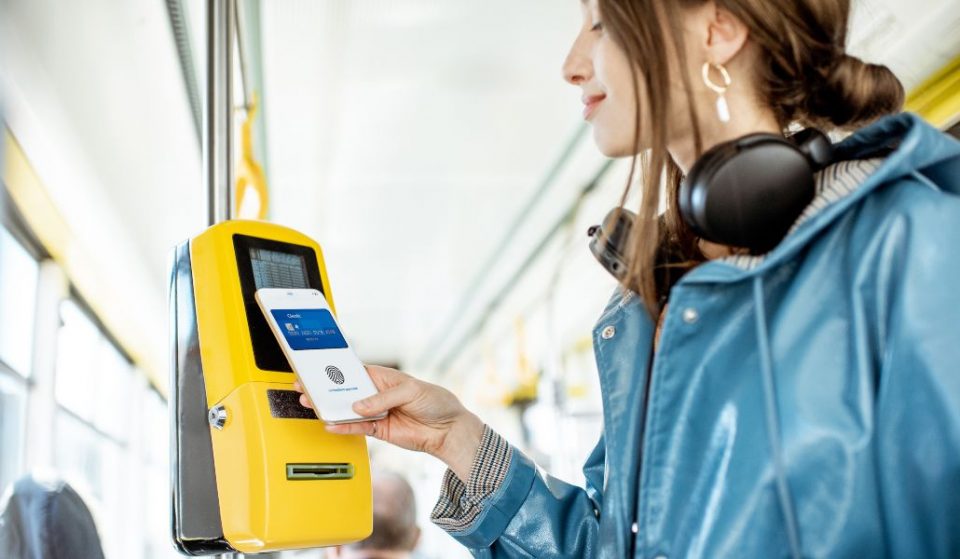 El billete sencillo del autobús en Madrid ya se puede pagar con el móvil