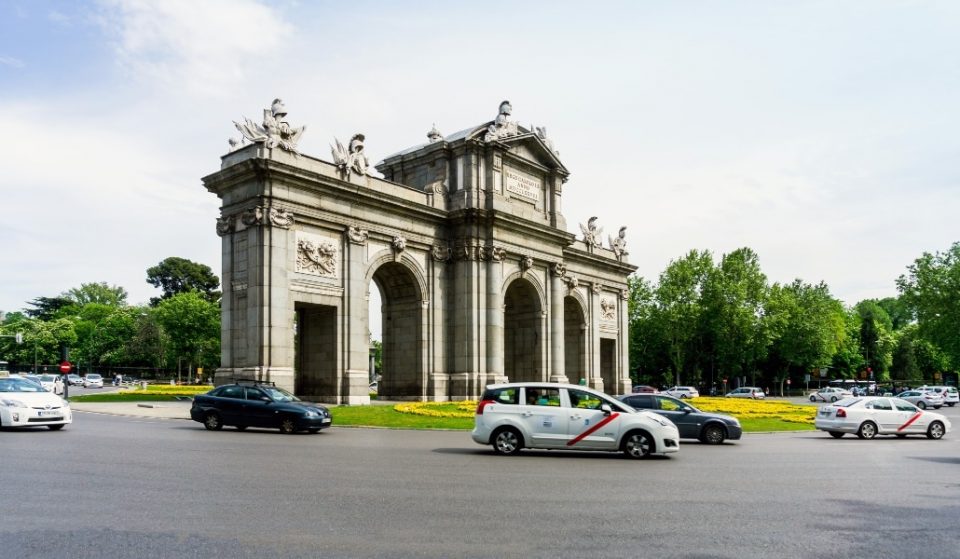 Los taxis que llevaron gratis a los sanitarios reciben un distintivo especial