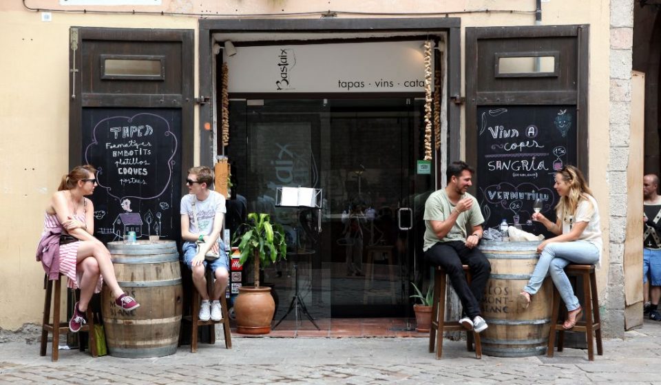 Los bares sin terraza de Madrid pueden sacar sus mesas a la calle desde hoy