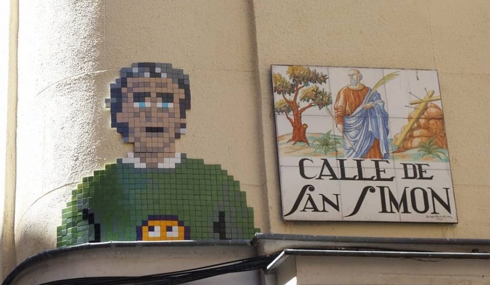 Un mosaico de Fernando Simón aparece en una calle de Lavapiés