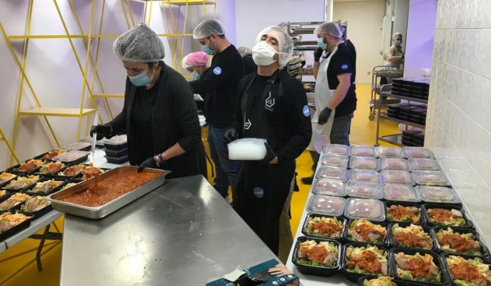 Villaverde ha repartido más de cien mil menús solidarios desde que empezó la pandemia