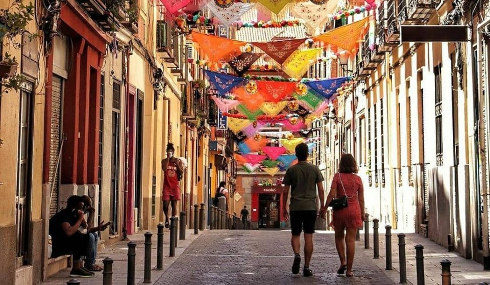 Lavapiés decora las calles para sus fiestas a pesar de que no se celebrarán