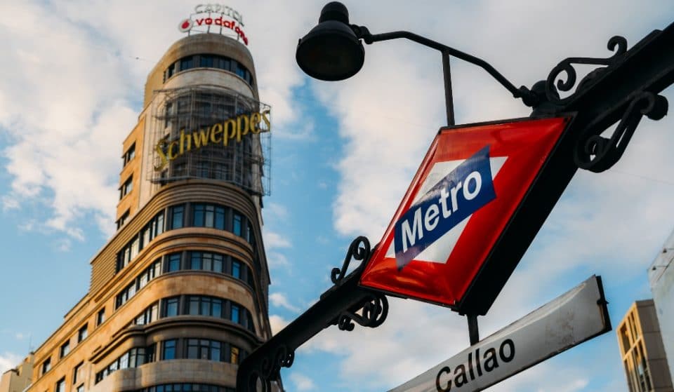 Metro de Madrid vende réplicas de sus míticos rombos por 50 euros