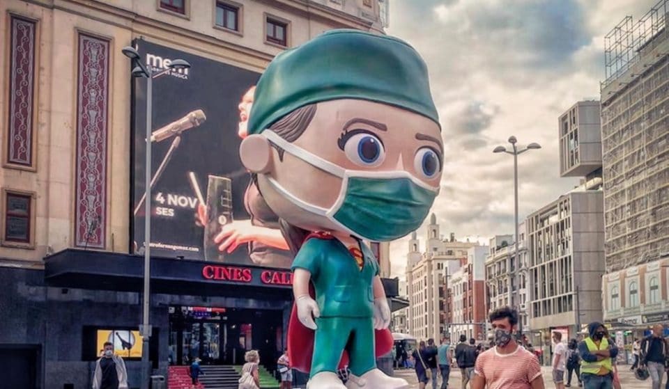 Una Supersanitaria de 6 metros preside la plaza de Callao