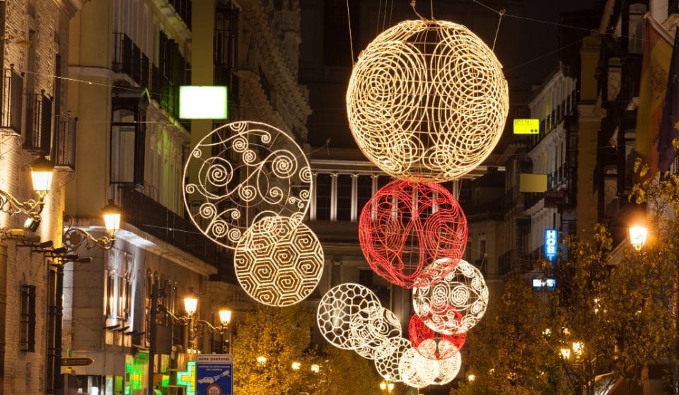 Madrid empieza a instalar las luces de Navidad