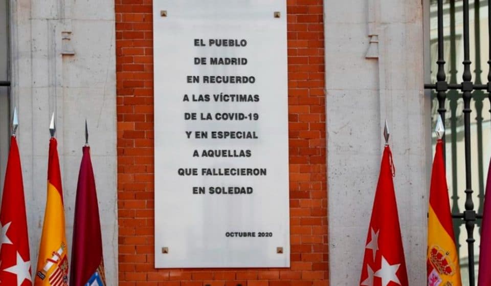 Madrid homenajea a las víctimas de la Covid-19 con una placa en la Puerta del Sol