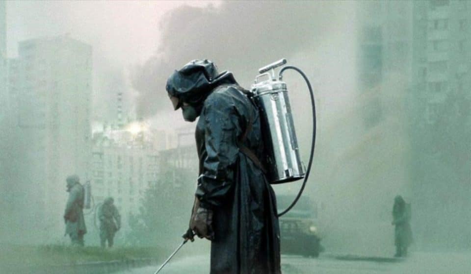 El creador de la serie ‘Chernobyl’ se dirige a Ayuso por Twitter