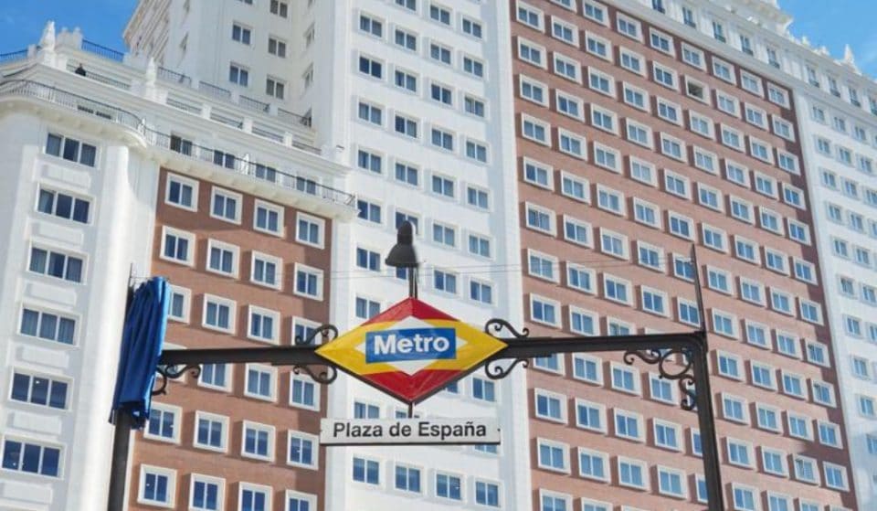 El logo de Metro de Plaza España se cambia por la bandera de España (y lo mejor son los memes)