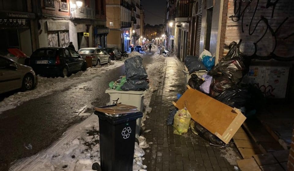 Miles de toneladas de basura se acumulan en las calles de Madrid