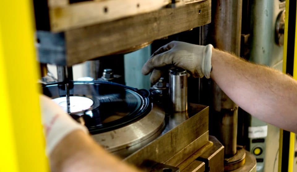 Acaba de abrir en Madrid la única fábrica de vinilos de la región