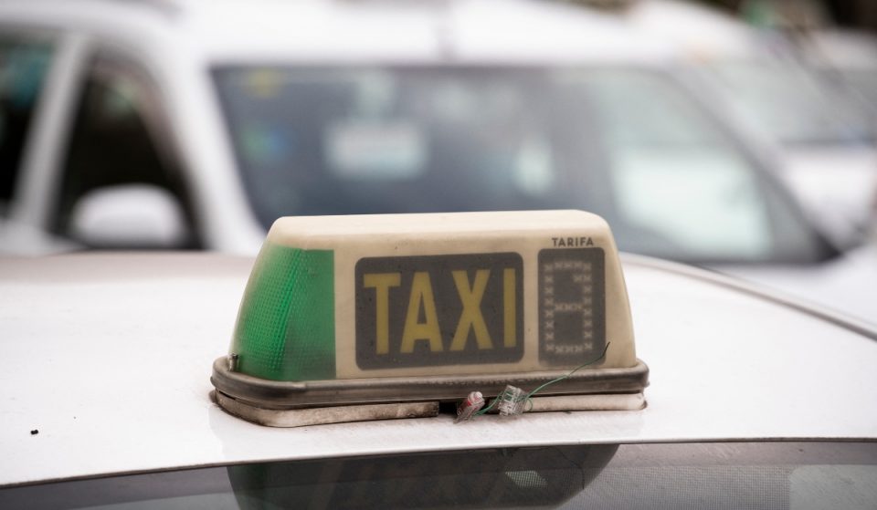 Taxistas trasladan de forma gratuita a mayores para ser vacunados